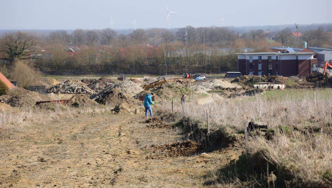 An amateur archaeologist discovered an ancient flint blade in Altenberge, Germany.