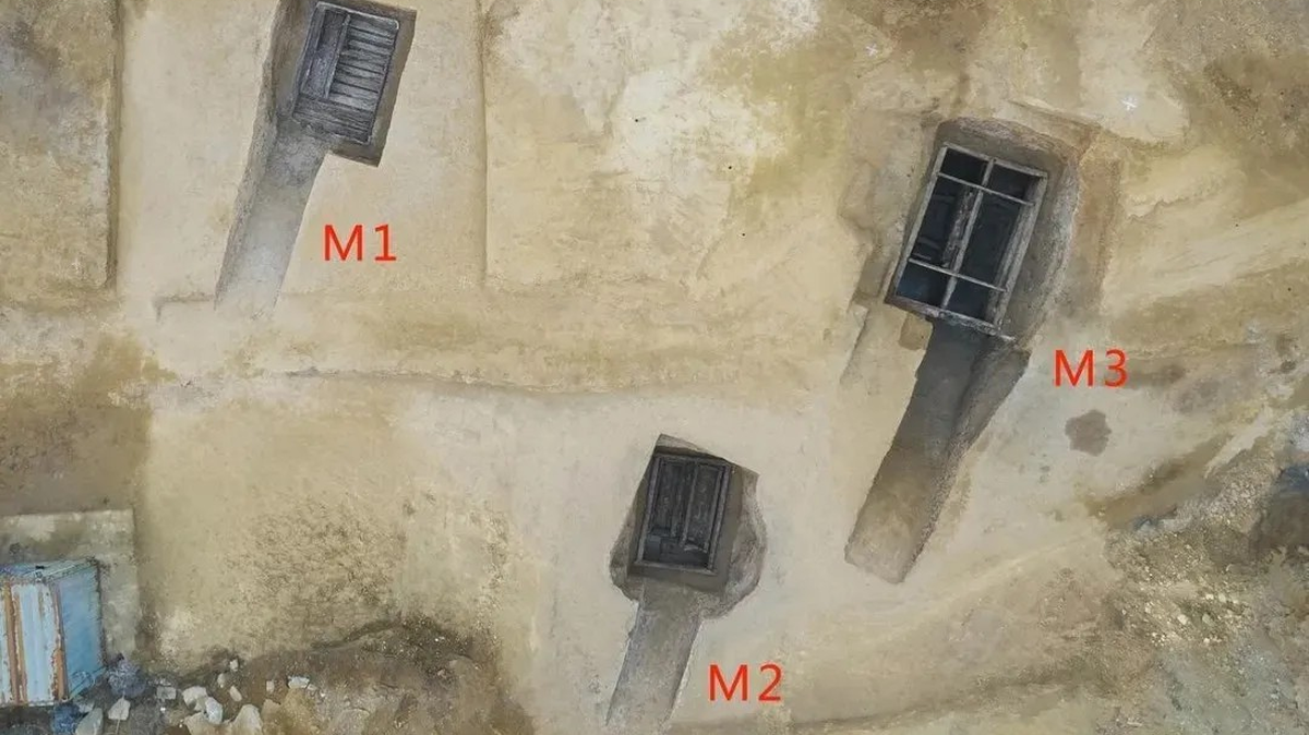 Archaeologists in Shandong found three 1,800-year-old tombs, a family burial site, filled with dozens of ancient artifacts, photos show.