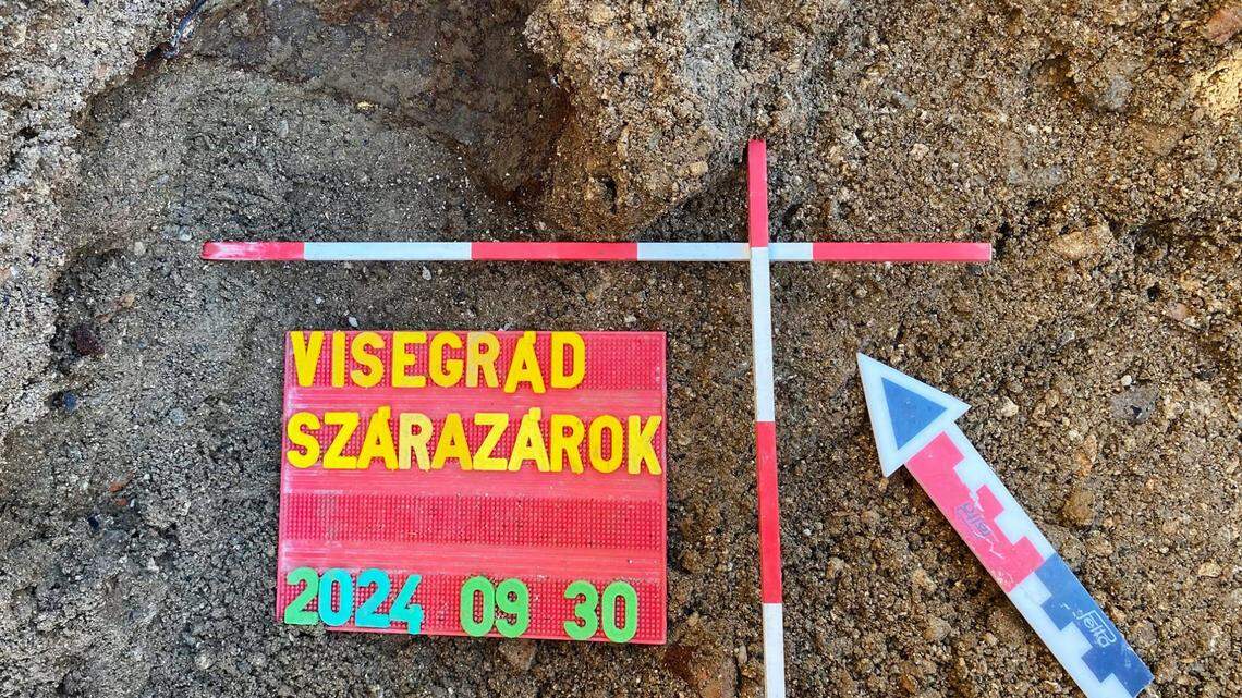 Archaeologists excavated a filled-in moat at Visegrád castle and found a 400-year-old helmet, weapons and military artifacts, photos show.