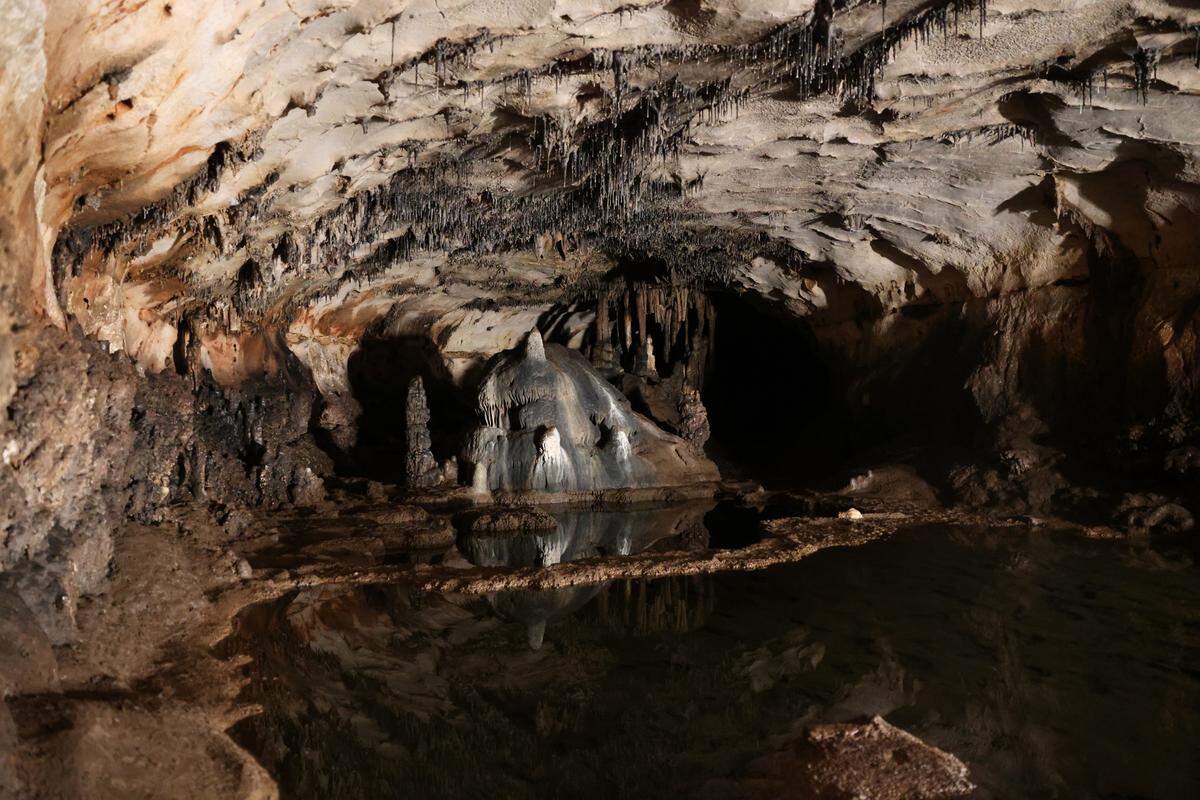 The chamber of Cova de les Dones where an ancient Roman coin and inscriptions were found.