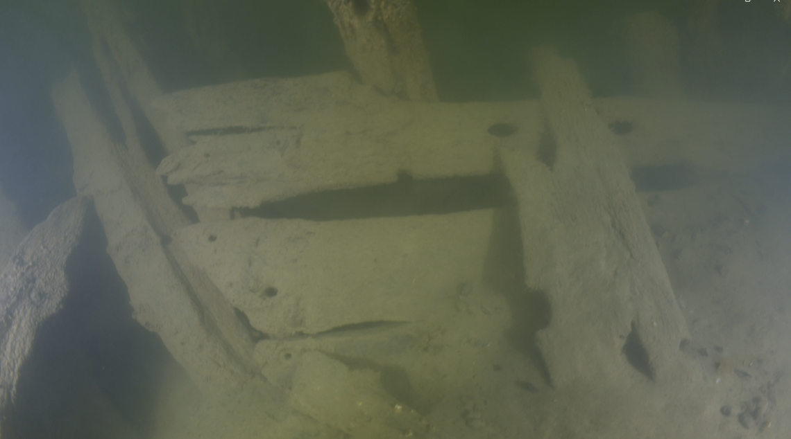 A section of Vrak 5 (Wreck 5) showing the horizontal planks laid end to end and not overlapping.