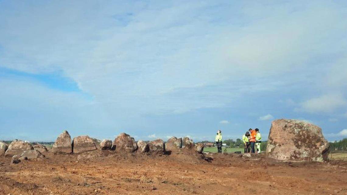 Archaeologists in Linköping excavated an unusual row of stones and found a Viking-era grave with weapons and fabrics, photos show.