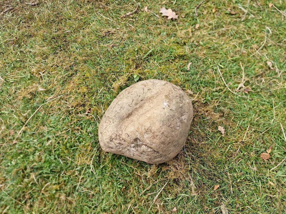 The “vulva-shaped” stone found in a Viking grave.