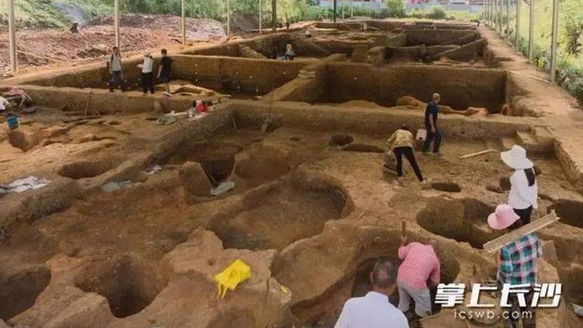 Archaeologists at the ruins of an ancient site in Changsha found an abandoned well with hundreds of 1,700-year-old records, photos show.