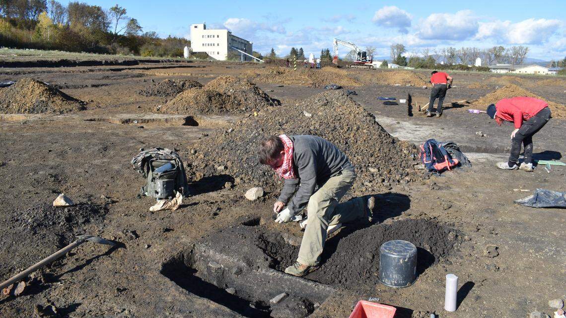 Archaeologists near Rimavská Sobota excavated a medieval settlement and were surprised to find 1,900-year-old Roman ruins, photos show.