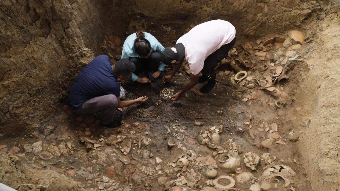 Archaeologists in Coclé uncovered an elite, pre-Hispanic grave filled with gold artifacts and several sacrificial victims, photos show.