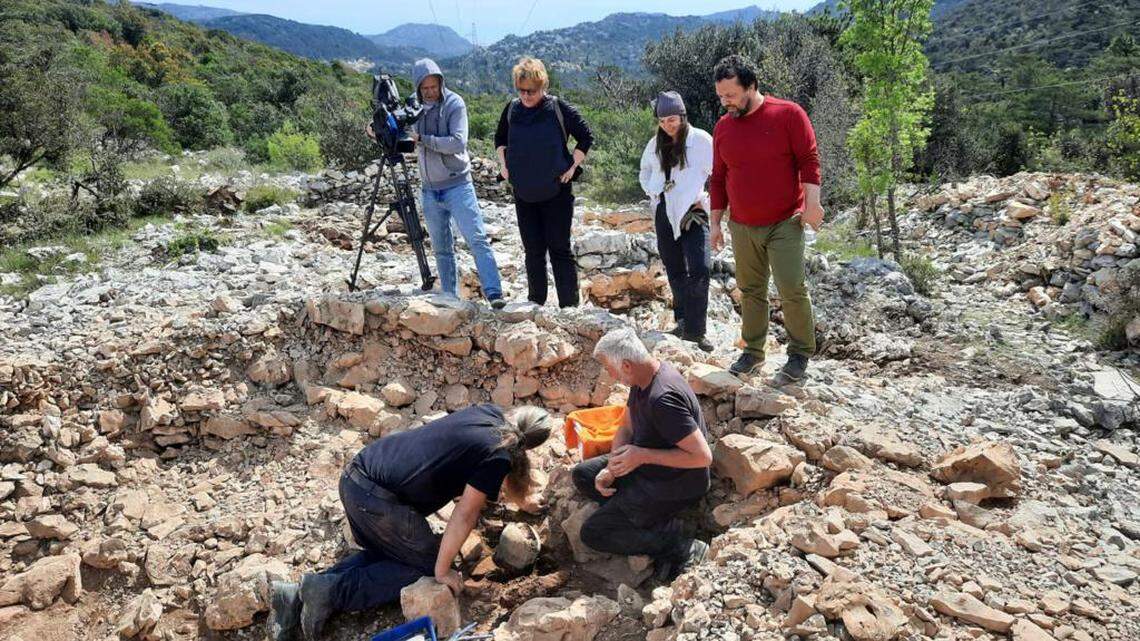 Archaeologists excavating an important burial site in Pelješac found an ancient Greek-Illyrian helmet likely left as gift, photos and video show.