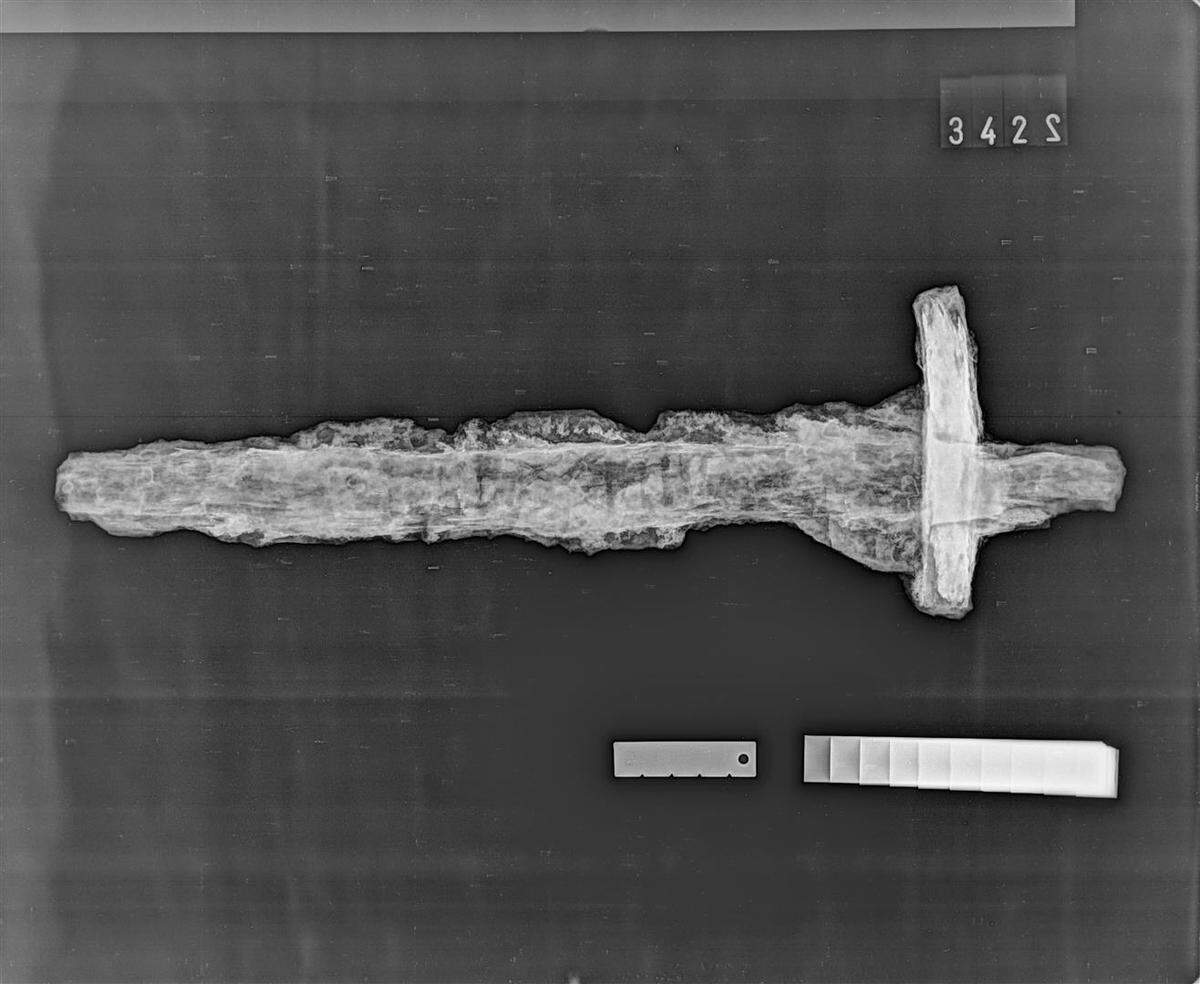 An X-ray of the 1,000-year-old Viking sword.