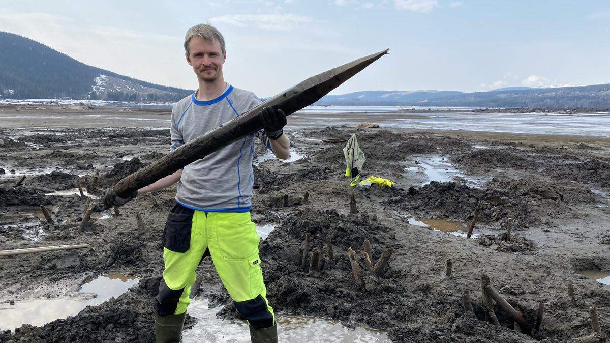 Archaeologists found wooden stakes in a Norway lake that turned out to be 650-year-old fishing trap abandoned after the Black Death, photos show.
