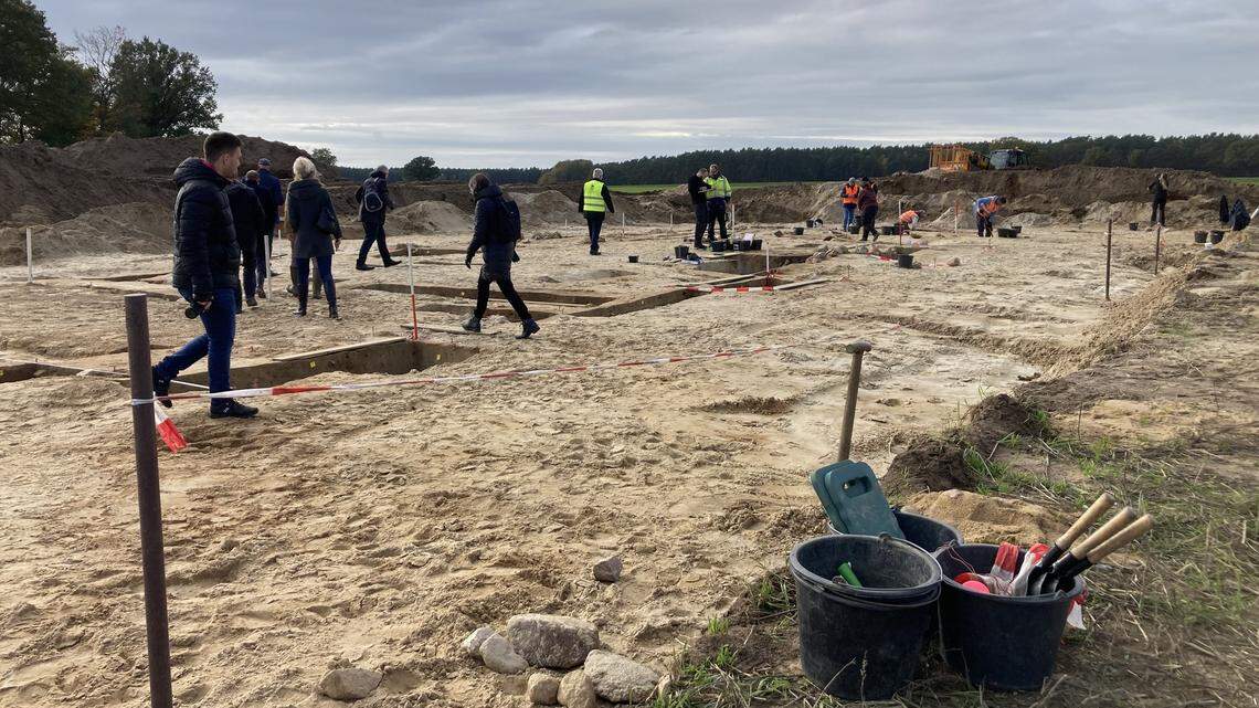 Archaeologists uncovered 2,800-year-old ruins of the largest known assembly hall from the Nordic Bronze Age near the Royal Tomb of Seddin, photos show.