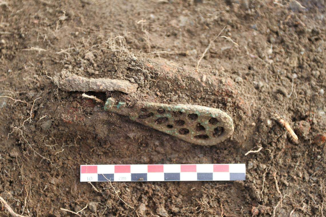 A bronze key found in a Viking grave in Skumsnes.