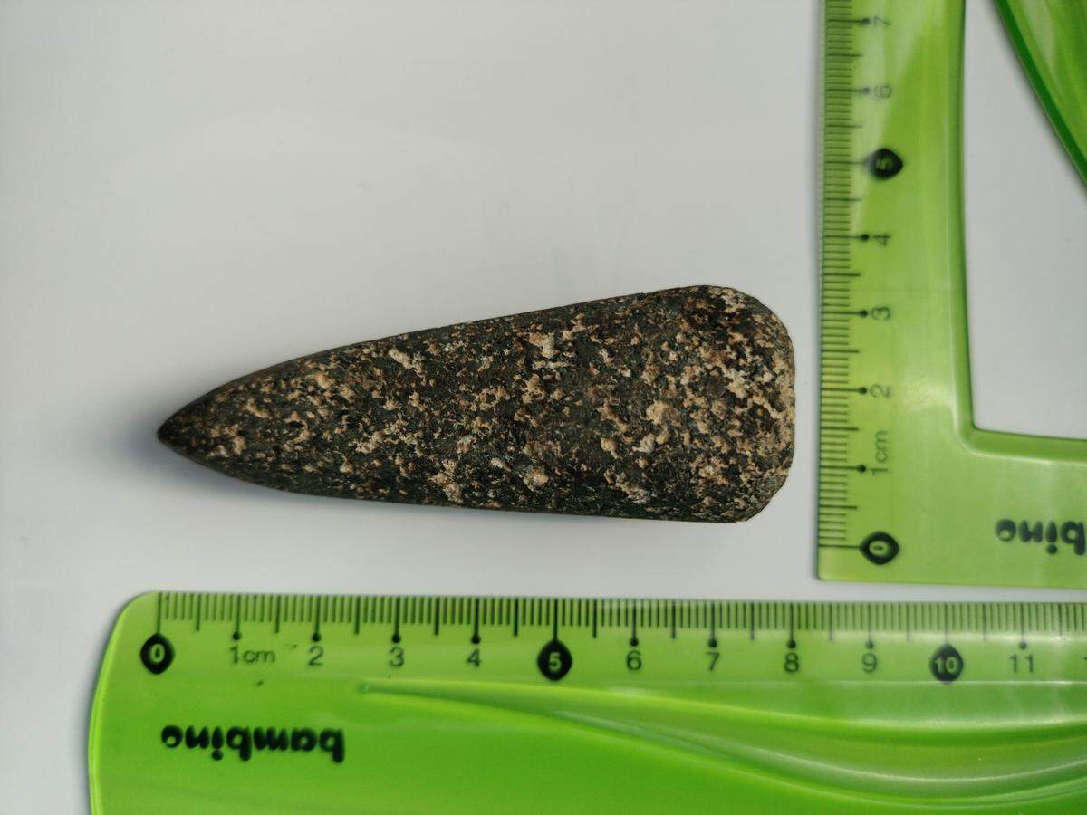 The stone hatchet fragment found in Biłgoraj.