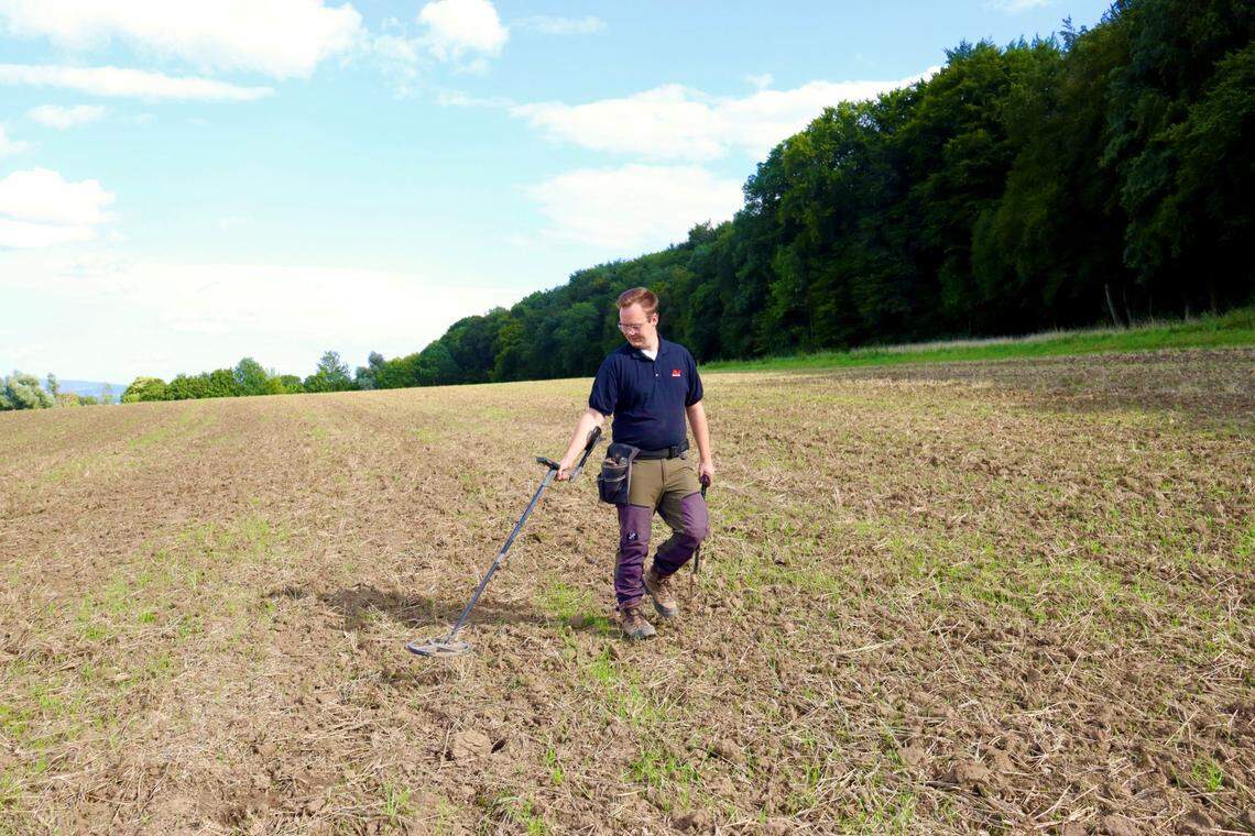 A metal detectorist in Petershagen unearthed a tiny gold item identified by archaeologists as a unique 1,600-year-old Roman lock box.