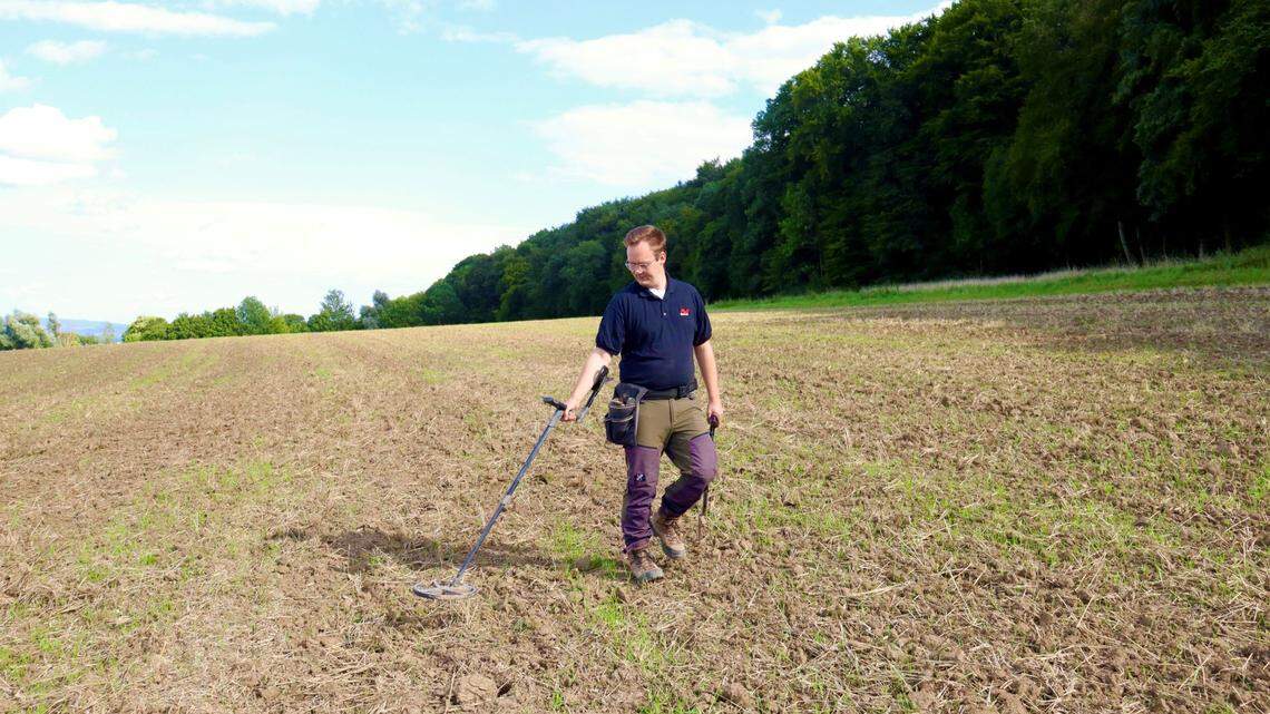 A metal detectorist in Petershagen unearthed a tiny gold item identified by archaeologists as a unique 1,600-year-old Roman lock box.