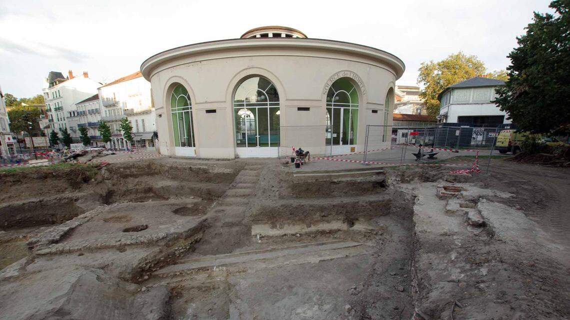 Archaeologists excavated a park in Vichy and found a 1,700-year-old Roman pool, medieval building and 19th century hospital, photos show.