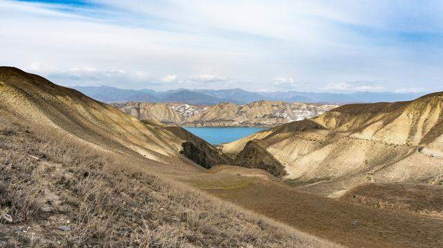 In the mountains of western Kyrgyzstan, bones from a 165-million-year-old predator were found as a new species.