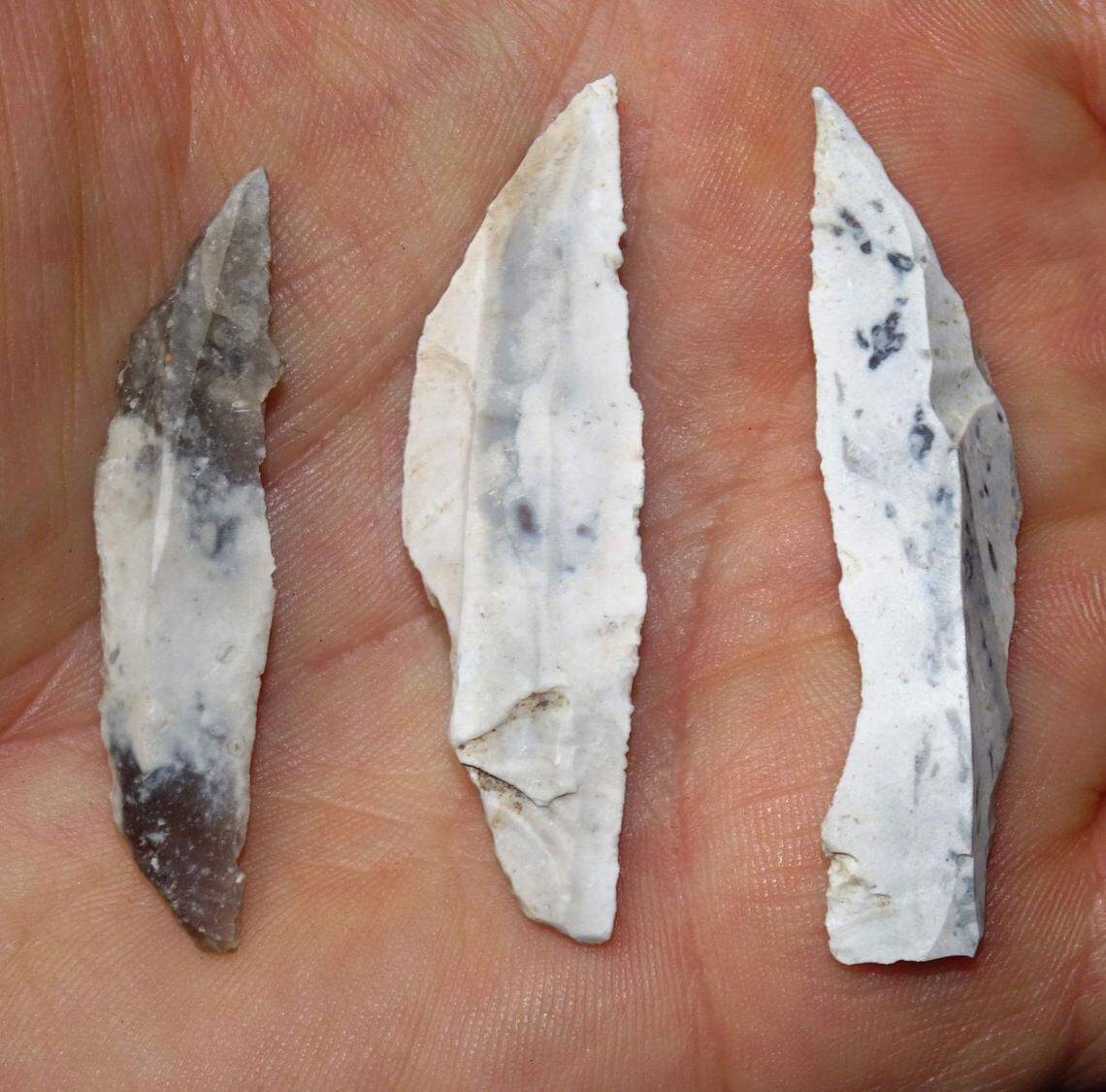 Three prehistoric flint arrowheads found in Blätterhöhle cave.