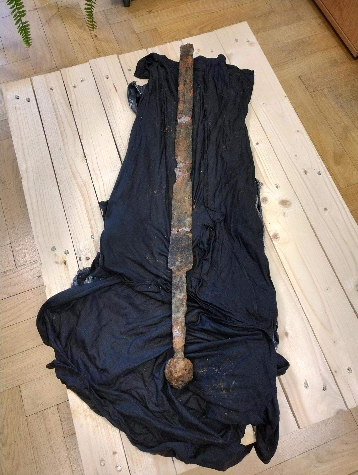 A photo shows the medieval sword found by Korpikiewicz in the Vistula River.
