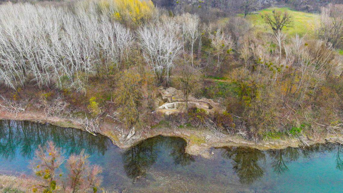 Excavations of some castle-like ruins in Stopfenreuth confirmed a 175-year-old theory. Photos show the ancient Roman structure.