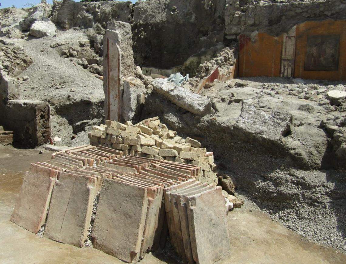 A photo shows the construction materials found at an unfinished building in Pompeii.
