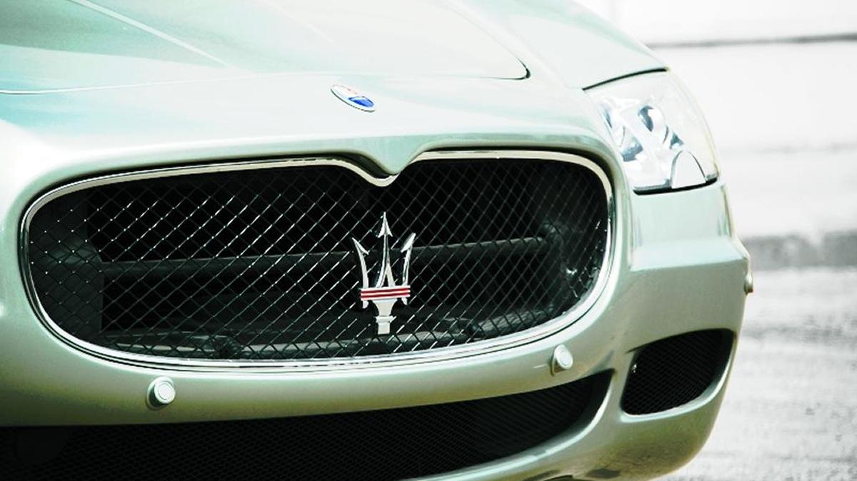 A nanny job based in London offers some insane perks, including the use of multiple luxury cars.