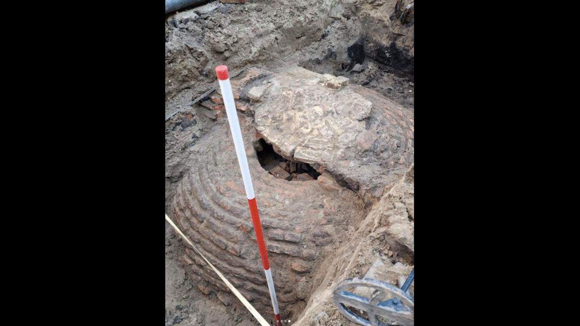 A crane operator unearthed a medieval cesspit in Alkmaar. Archaeologists found a very rare wooden grain measuring tool and shoe inside.