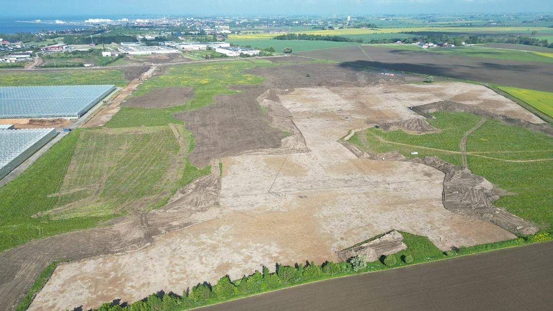 Archaeologists in Trelleborg found a Bronze Age burial mound with gold rings, a Stone Age home with tools and other ancient ruins.