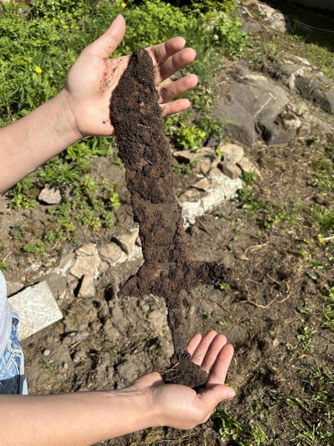 The rusty sword found by Sara Najafi in her garden in Søgne.