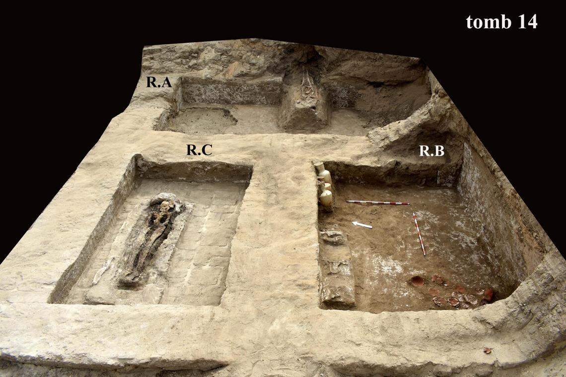 Archaeologists in Ismailia Governorate found the 3,100-year-old tomb of military leader with jars, arrowheads and other artifacts, photos show.