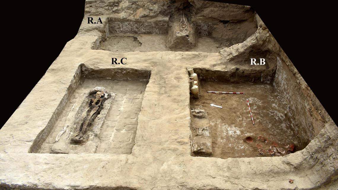 Archaeologists in Ismailia Governorate found the 3,100-year-old tomb of military leader with jars, arrowheads and other artifacts, photos show.