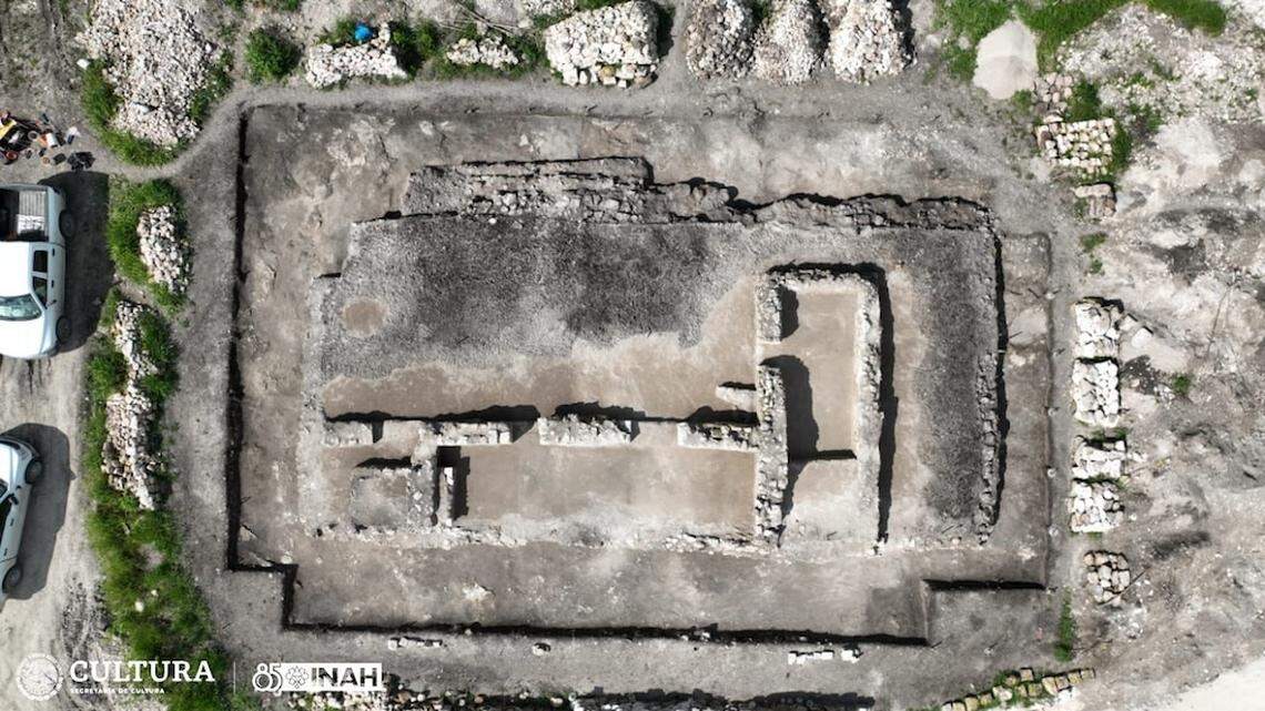 During road construction in Kohunlich, archaeologists and workers found seven ancient structures once used by elite Maya families, photos show.