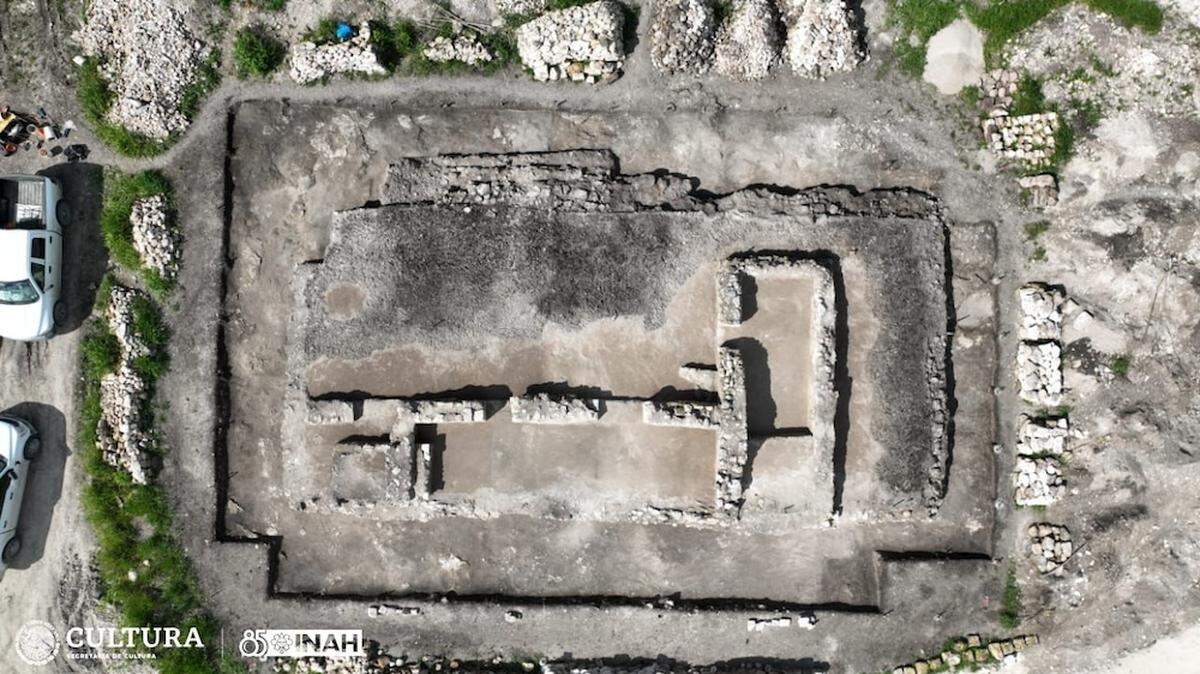 During road construction in Kohunlich, archaeologists and workers found seven ancient structures once used by elite Maya families, photos show.