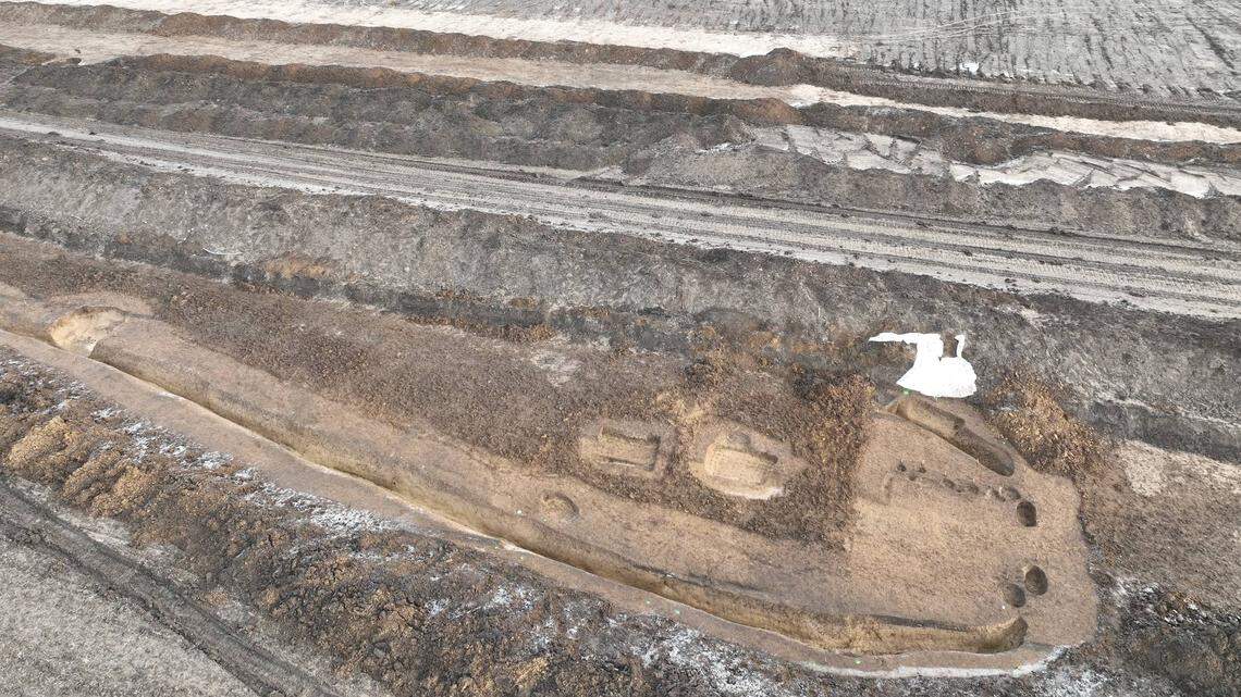 Archaeologists found a 5,300-year-old burial mound, or long barrow, with 30 graves during highway construction near Lípa, photos show.