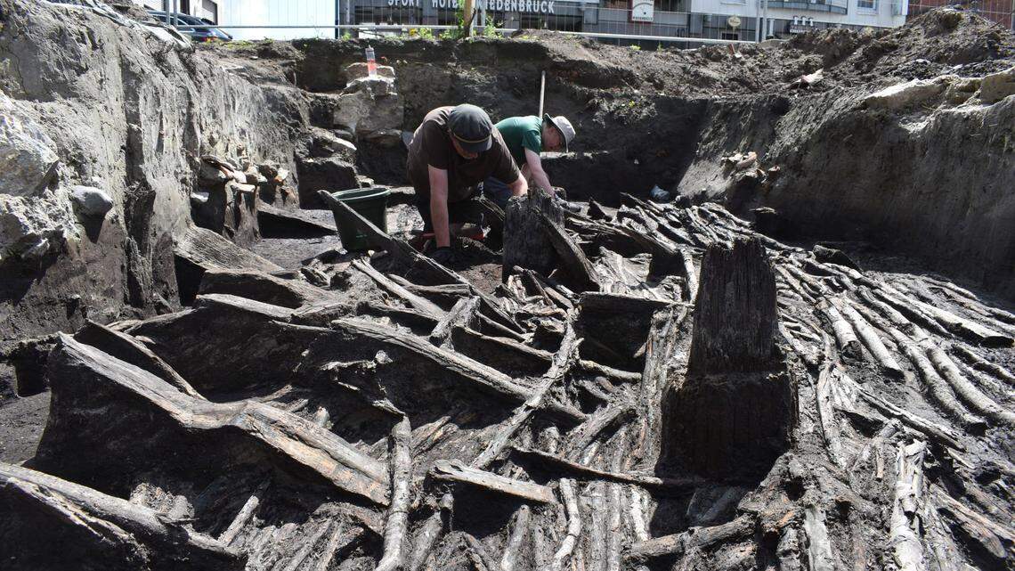 Archaeologists in Wiedenbrück found an 800-year-old wooden structure used to hold back water and reinforce the bank, photos show.