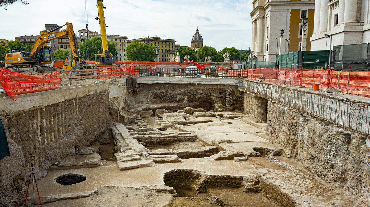 Archaeologists uncovered the 1,700-year-old ruins of a laundry facility, or fullonica, during construction work in central Rome, photos show.
