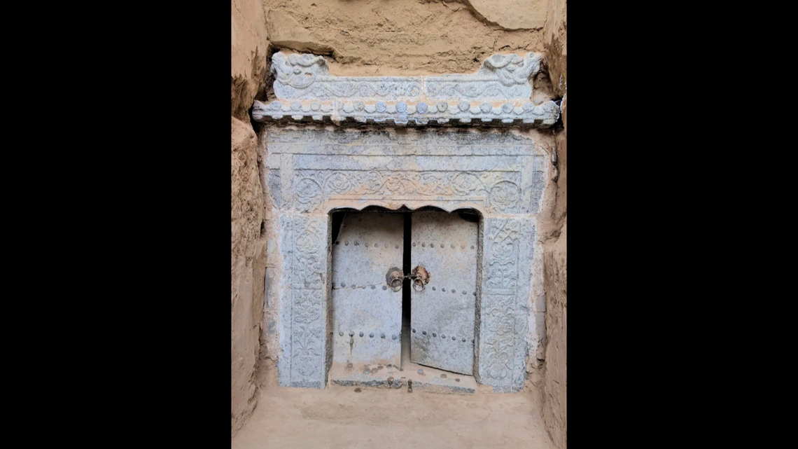 Archaeologists in Shanxi found an elaborate, well-preserved tomb from 400 years ago with two coffins, furniture and artifacts, photos show.