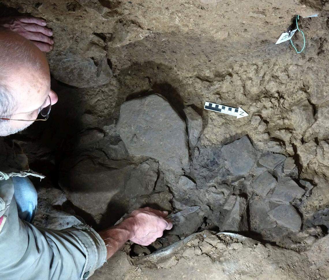 Three prehistoric flint arrowheads found in Blätterhöhle cave.
