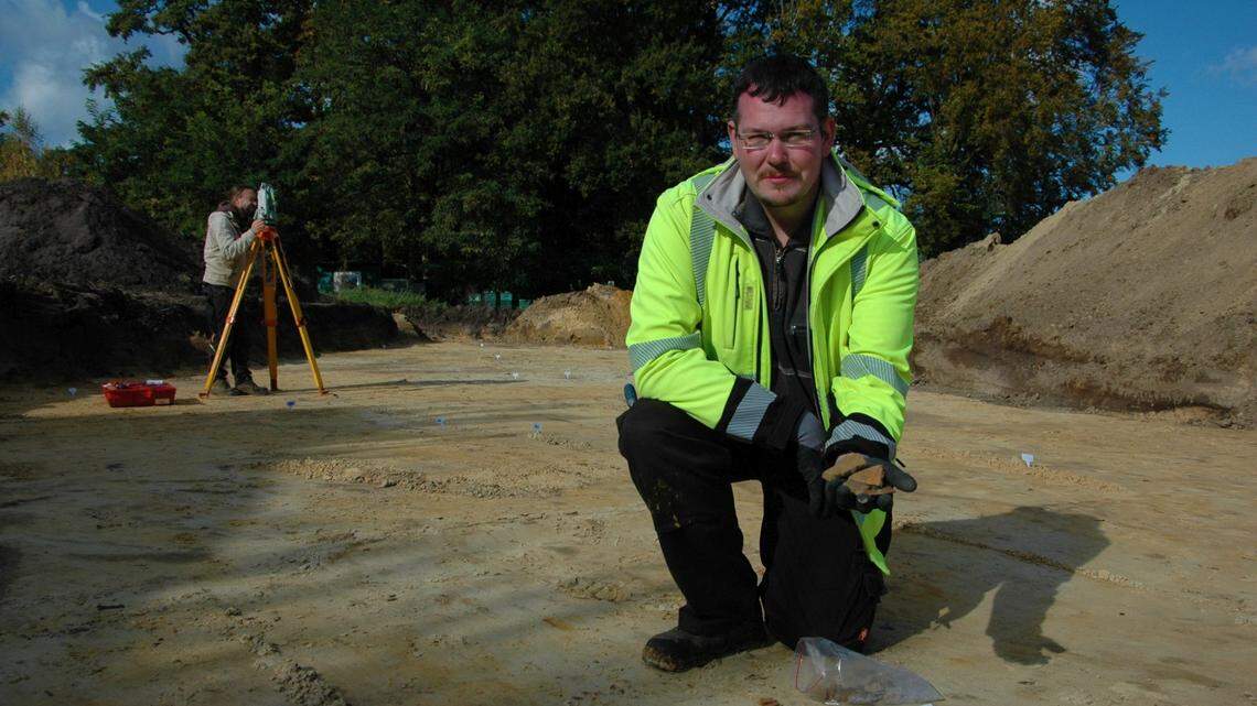 Archaeologists in Harsewinkel uncovered over 250 holes left from wooden posts and a cremation grave at mysterious ancient site, photos show.