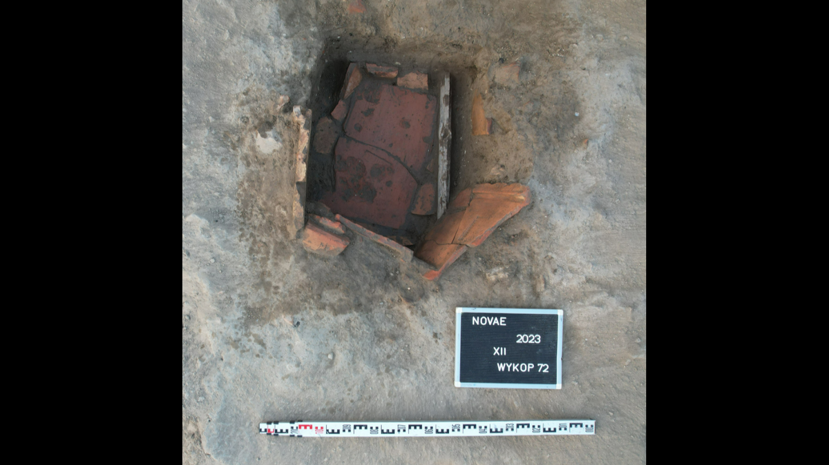 Archaeologists excavating the ancient Roman military camp in Bulgaria unearthed a rare refrigerator with wine and animal bones inside, photos show.