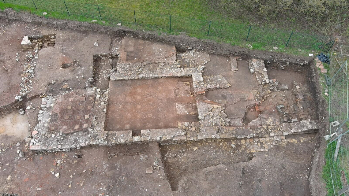 Archaeologists excavated cemetery in Lure and uncovered ruins of ancient Roman villa with private pool, bathhouse buried below, photos show.