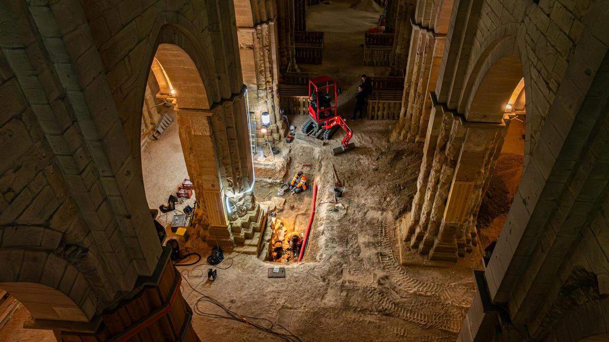 Archaeologists restoring the foundations of a church uncovered a staircase leading to 400-year-old vault and several burials, photos show.