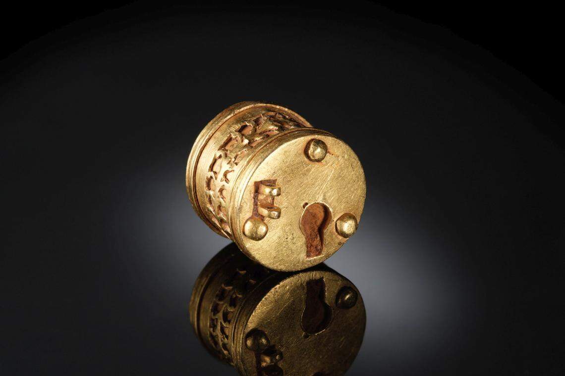 A close-up photo shows the miniature ancient Roman lock box found in Petershagen.