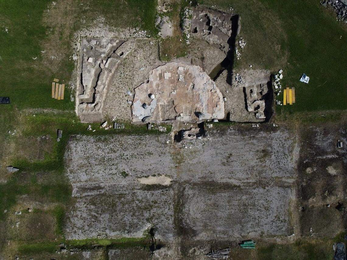 Archaeologists and students unearthed the 1,500-year-old ruins of huge semicircular room at a Roman bath complex in Aquileia, photos show.