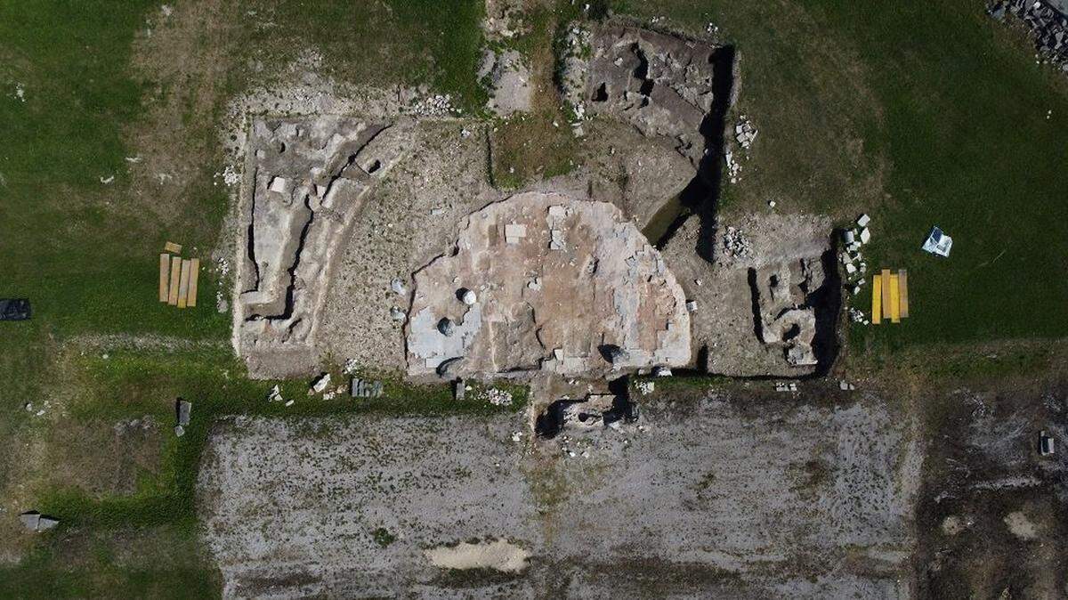 Archaeologists and students unearthed the 1,500-year-old ruins of huge semicircular room at a Roman bath complex in Aquileia, photos show.