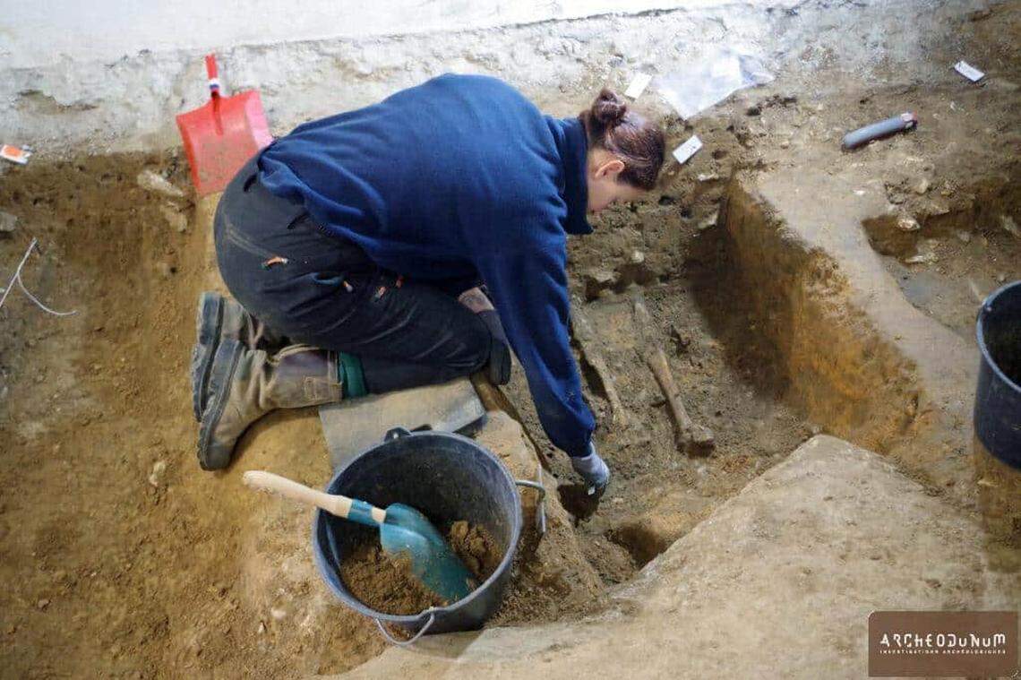 An archaeologist excavates an ancient grave in the Corbeil-Essonnes basement.