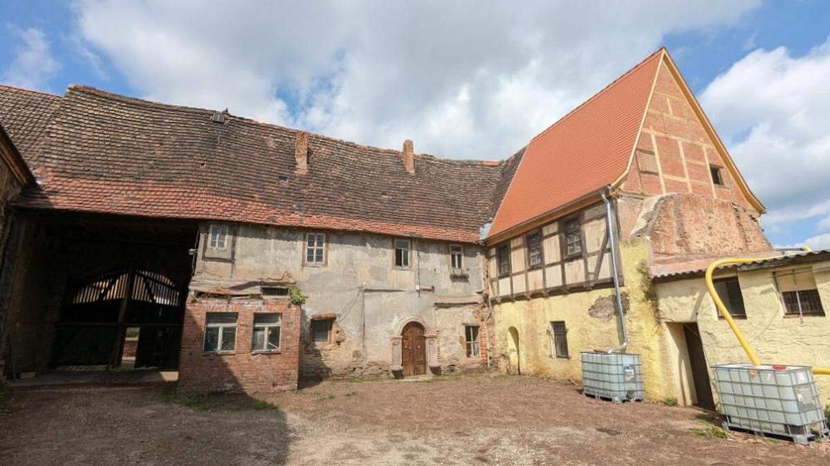 Construction workers in Wettin stumbled upon a collection of 285 coins buried in the 1650s and forgotten, archaeologists said and photos show.