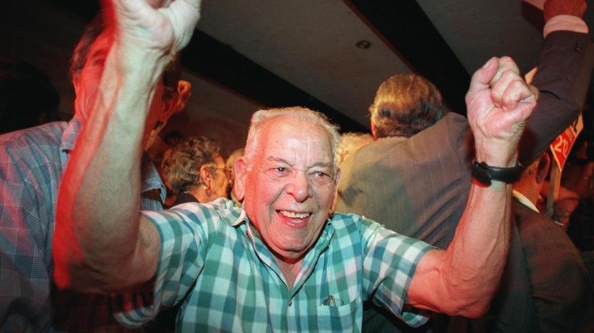 Alberto Russi, 92, celebrates the mayoral election victory by Xavier Suarez, Nov. 13, 1997, at the Malaga restaurant. Russi, a self-proclaimed vote broker, later pleaded no contest to four counts of voter fraud, and Suarez’s victory in the election was overturned.