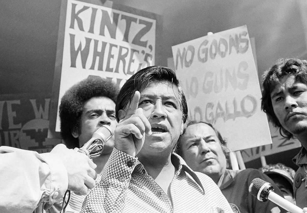 César Chávez, líder sindical y de derechos civiles estadounidenses en 1975.