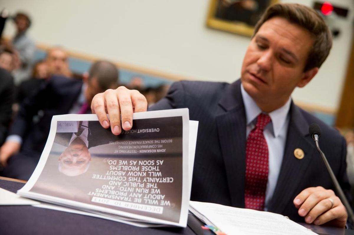 El representante Ron DeSantis, republicano de la Florida, miembro de la Comisión Judicial de la Cámara de Representantes, se prepara para una audiencia en el Capitolio, el 24 de mayo de 2016.