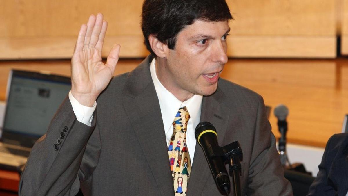 
Martin Karp is sworn into the Miami-Dade School Board after his 2008 reelection.
